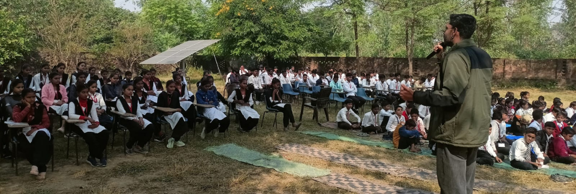 आसपास के स्कूल में विद्यार्थियों को संबोधित करते प्रवक्ता